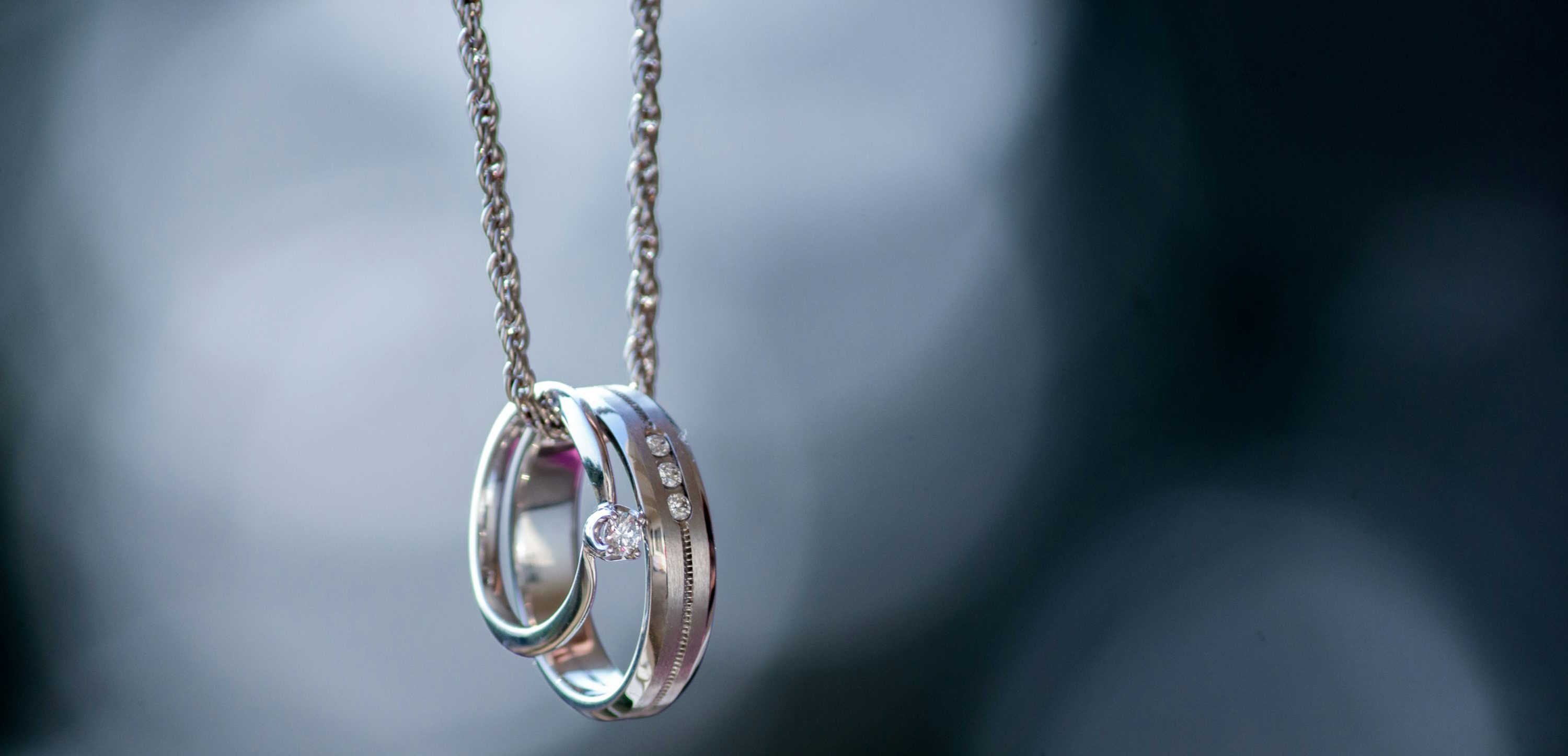 Hopeakoruja – sormuksia ja kaulakoruja eri hienouksissa